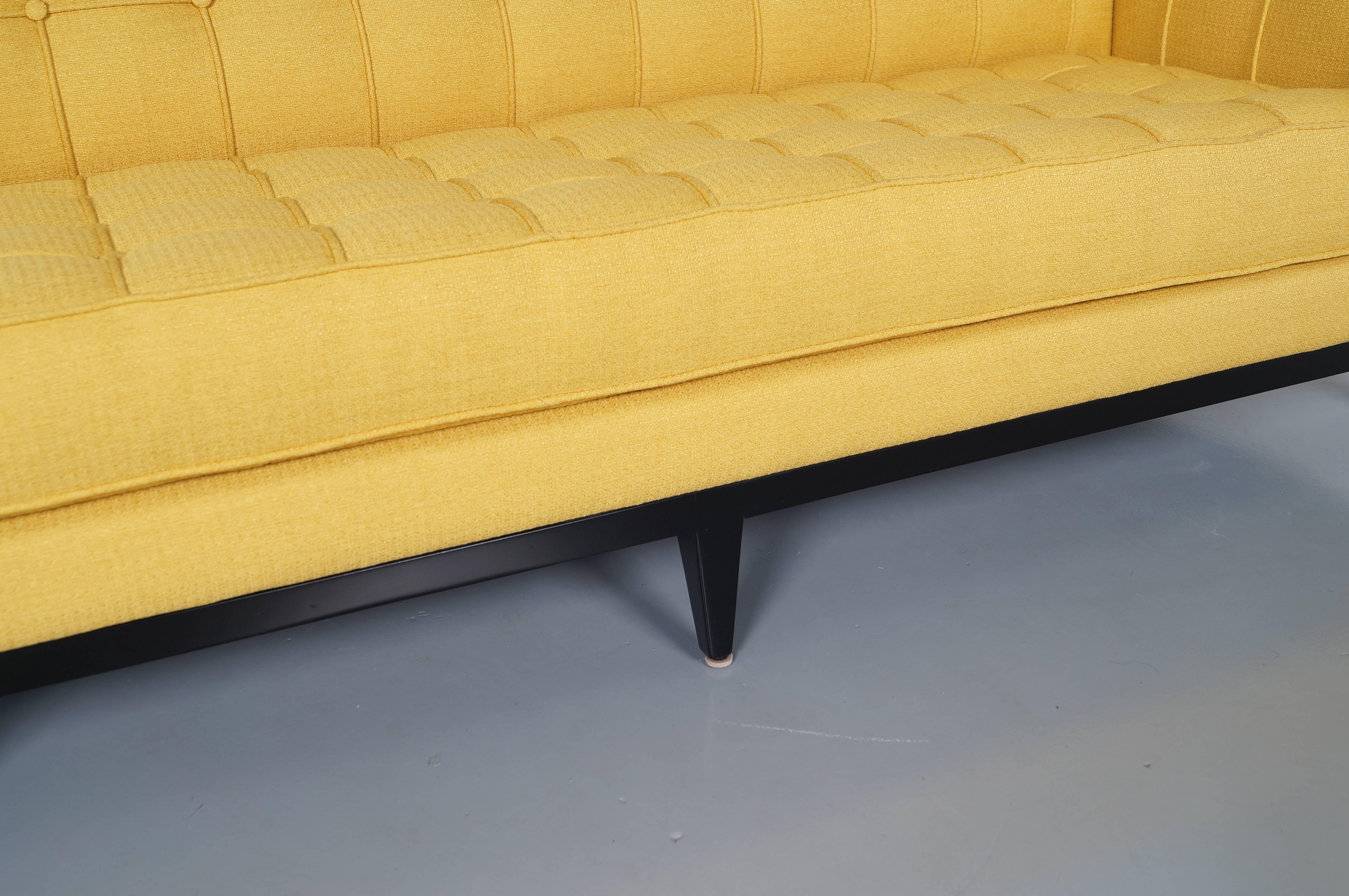 Sofa „Vista“ aus getuftetem Stoff von Cruz Design Studio (amerikanisch) im Angebot