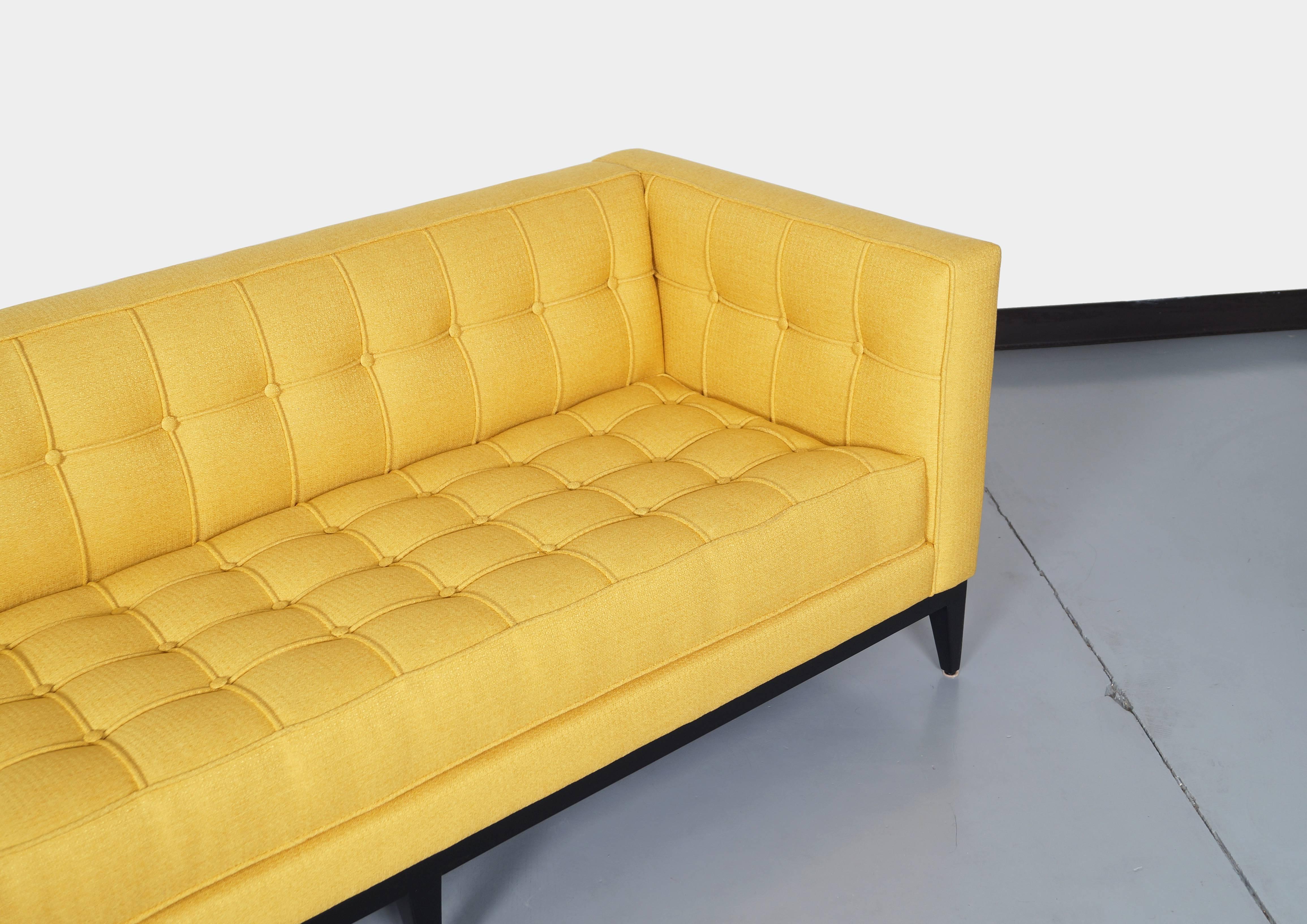 Sofa „Vista“ aus getuftetem Stoff von Cruz Design Studio (21. Jahrhundert und zeitgenössisch) im Angebot