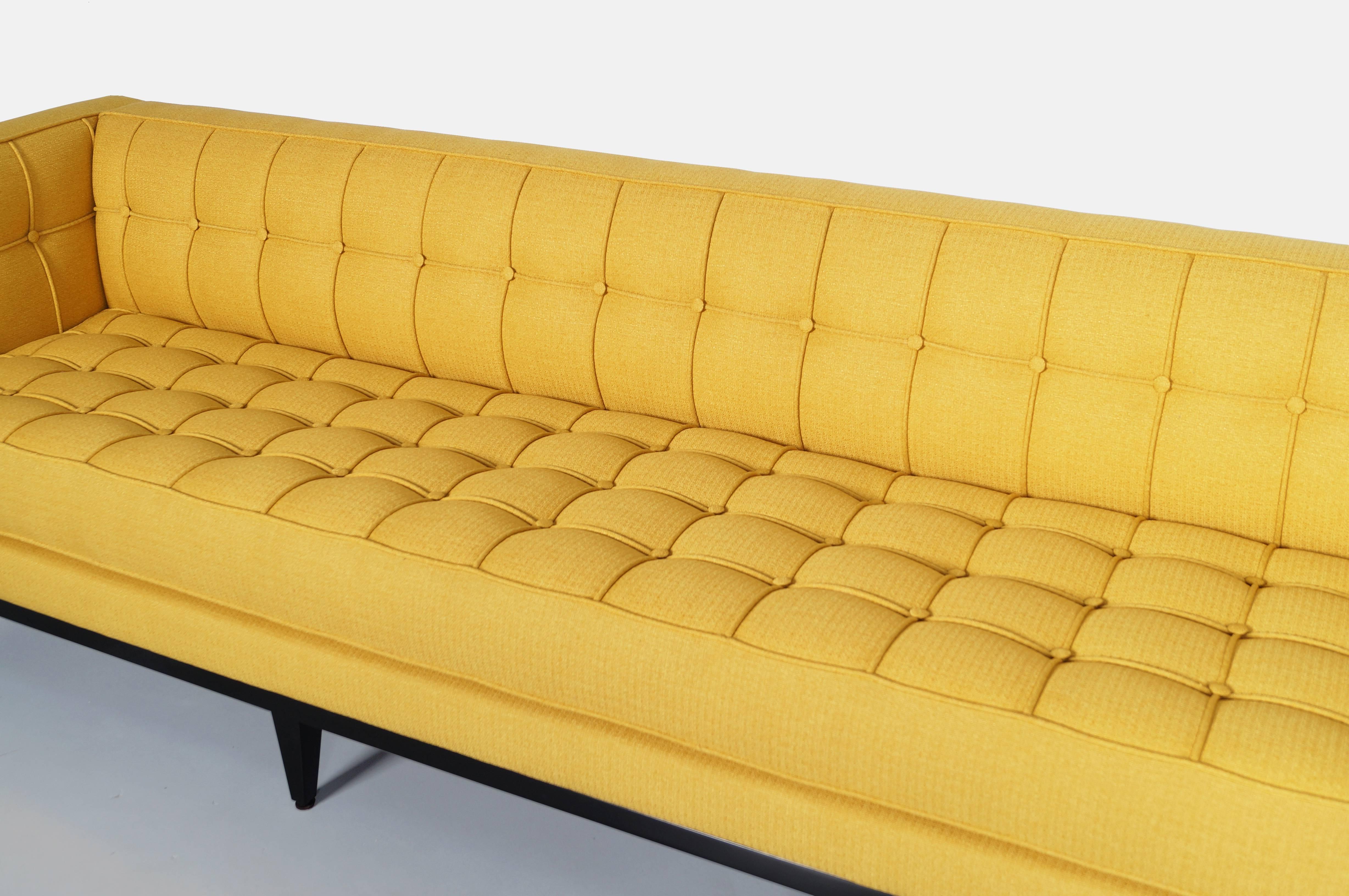 Sofa „Vista“ aus getuftetem Stoff von Cruz Design Studio im Angebot 1