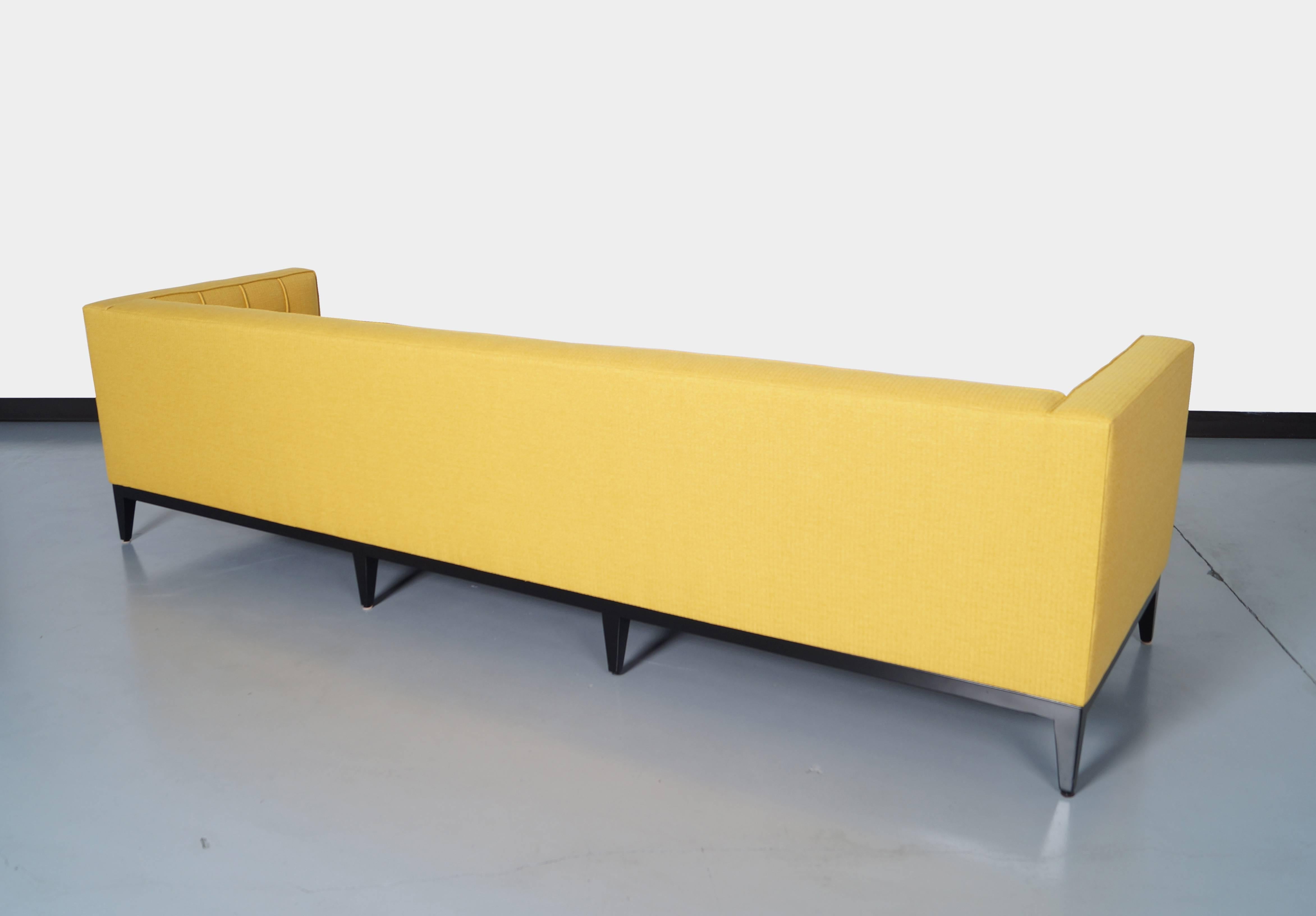 Sofa „Vista“ aus getuftetem Stoff von Cruz Design Studio im Angebot 2