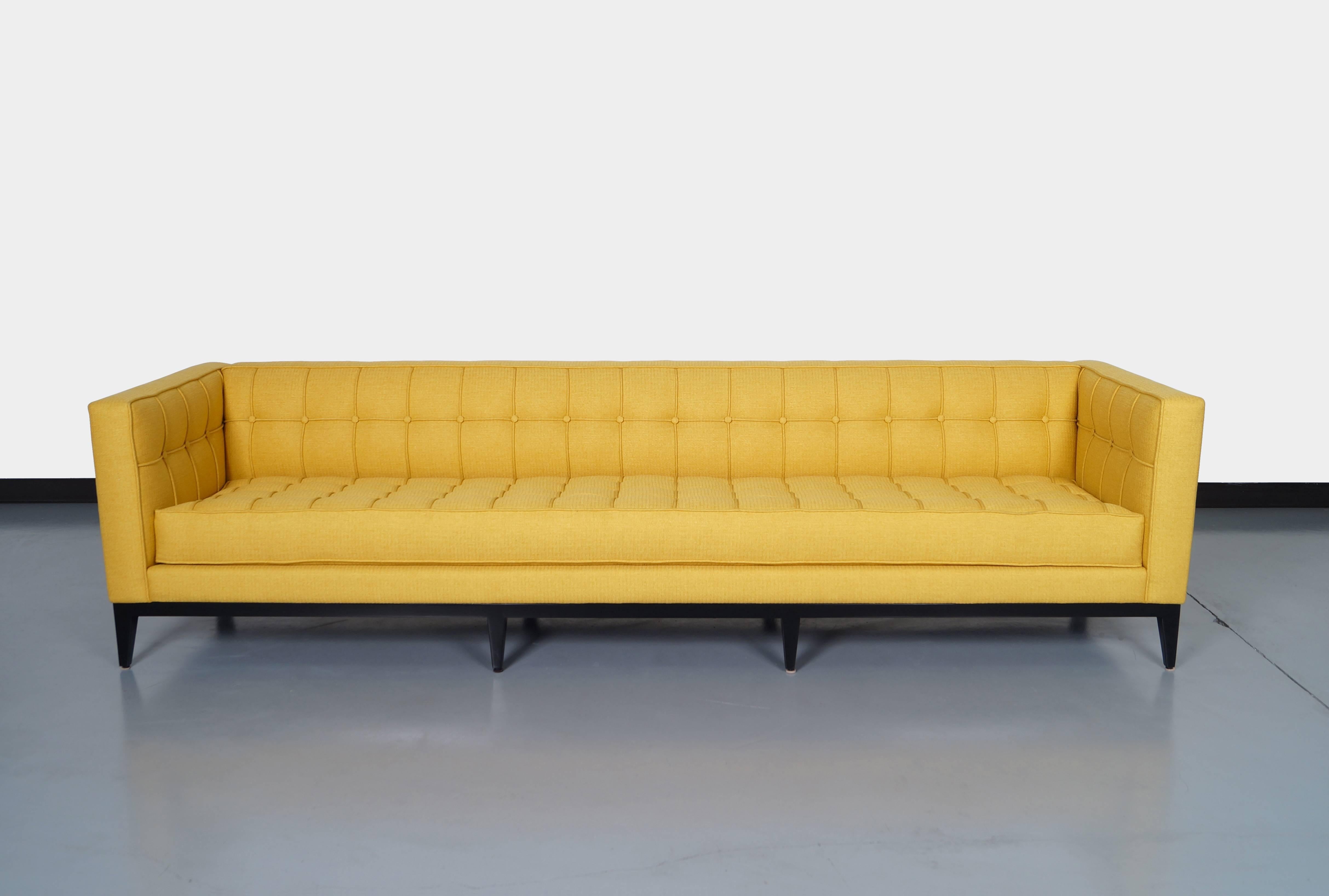 Sofa „Vista“ aus getuftetem Stoff von Cruz Design Studio im Angebot 3