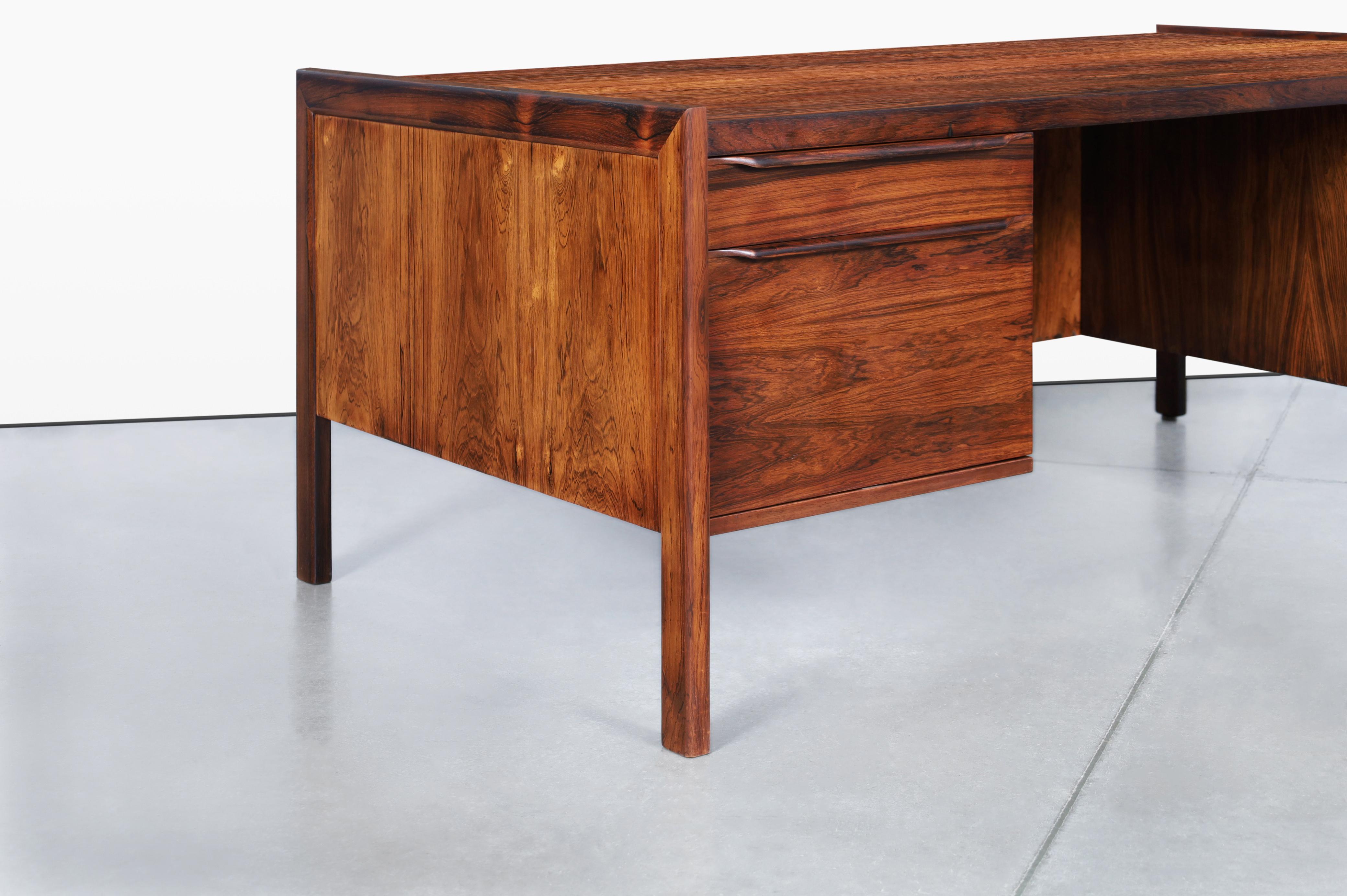 Mid-Century moderno Scrivania danese moderna executive in palissandro brasiliano in vendita