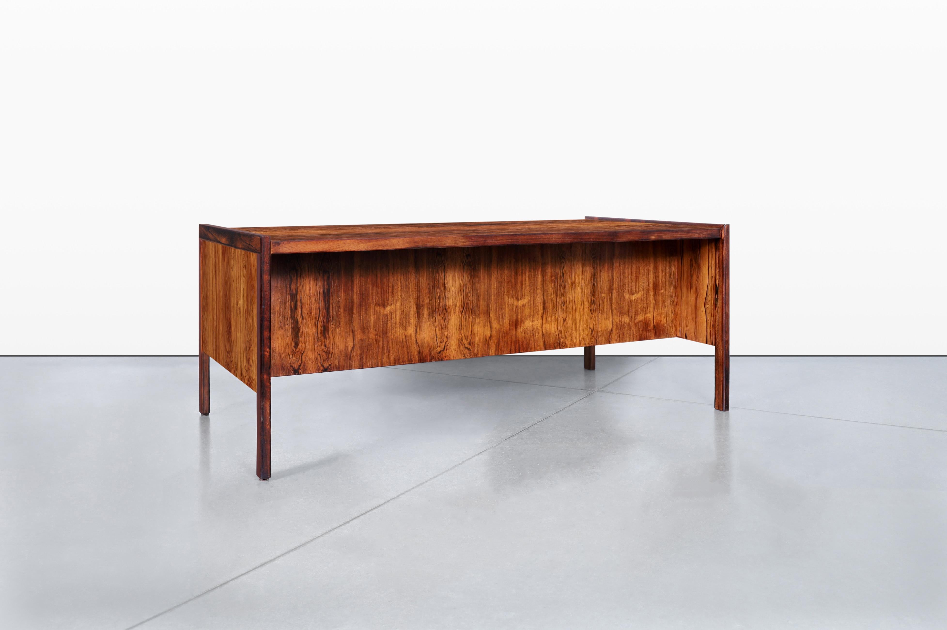 Scrivania danese moderna executive in palissandro brasiliano in vendita 1