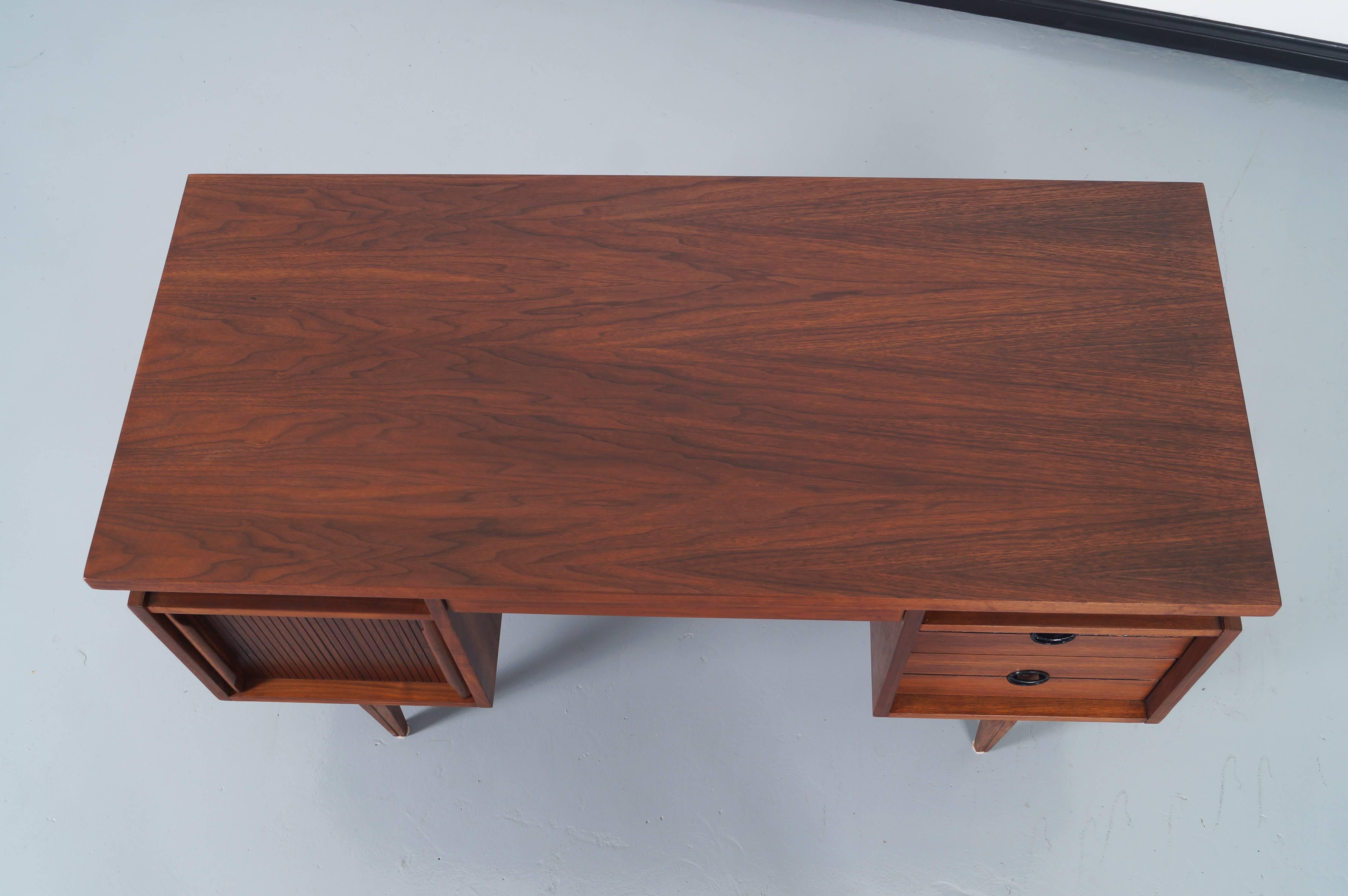 Mid-Century Walnut Desk by Hooker In Excellent Condition In North Hollywood, CA