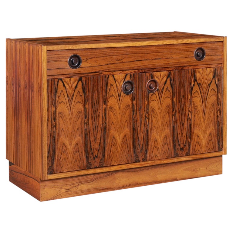 Kleine Anrichte im skandinavisch-modernen Stil aus brasilianischem Palisanderholz im Angebot bei 1stDibs Deutschland