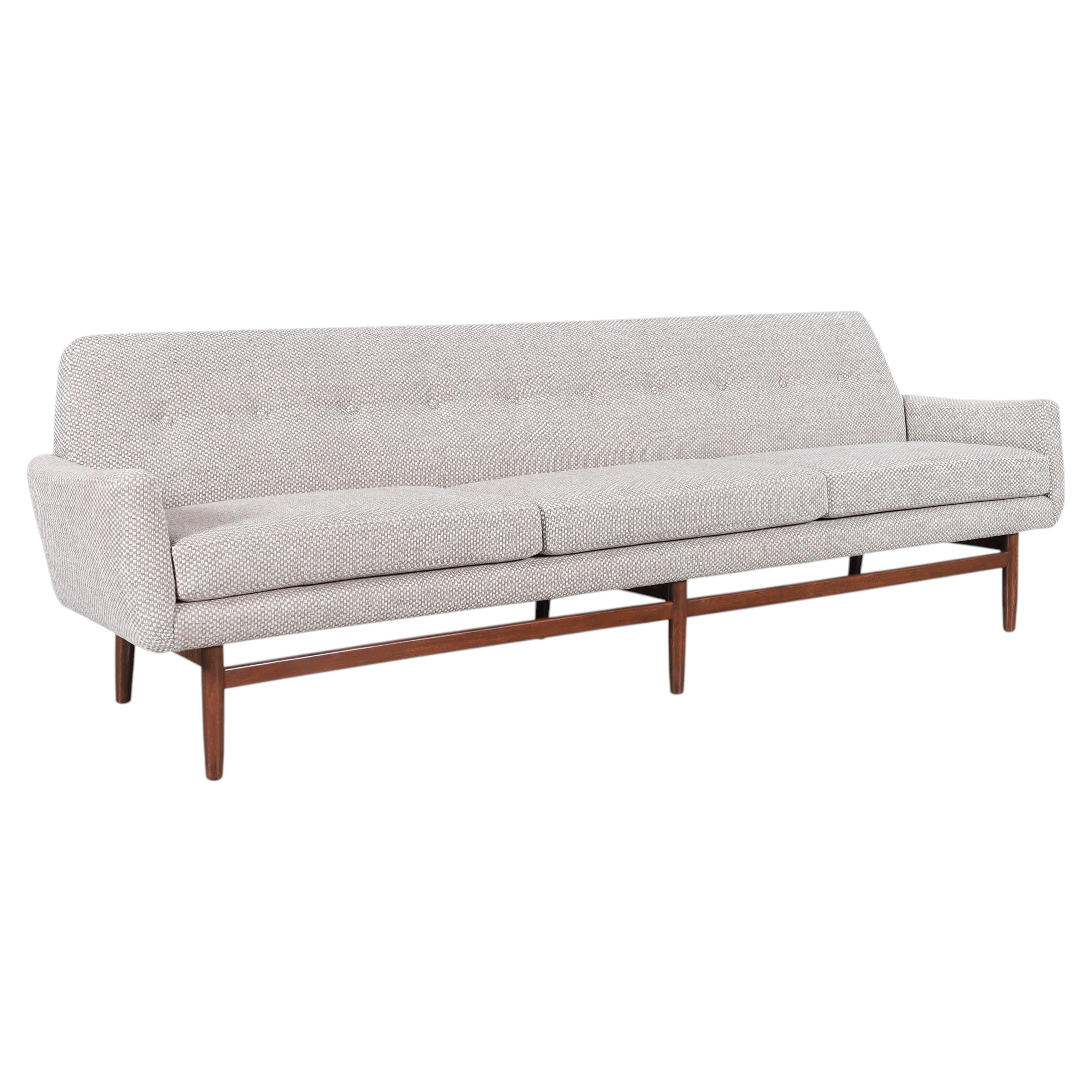 Sofá escultural de nogal de estilo «Mid-Century Modern», década de 1960
