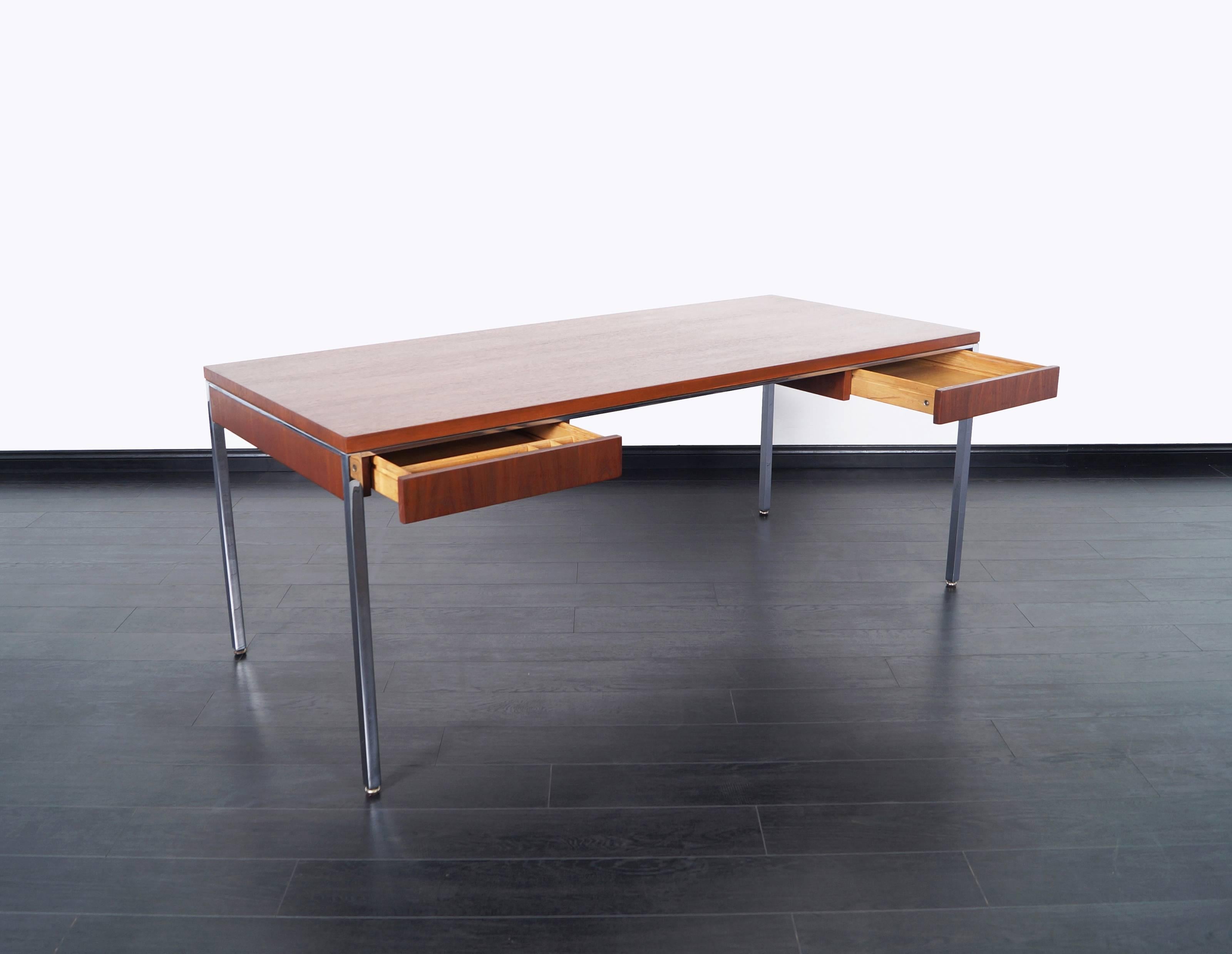 Mid-Century Modern Executive Walnut Desk by Gordon Bunshaft for Knoll