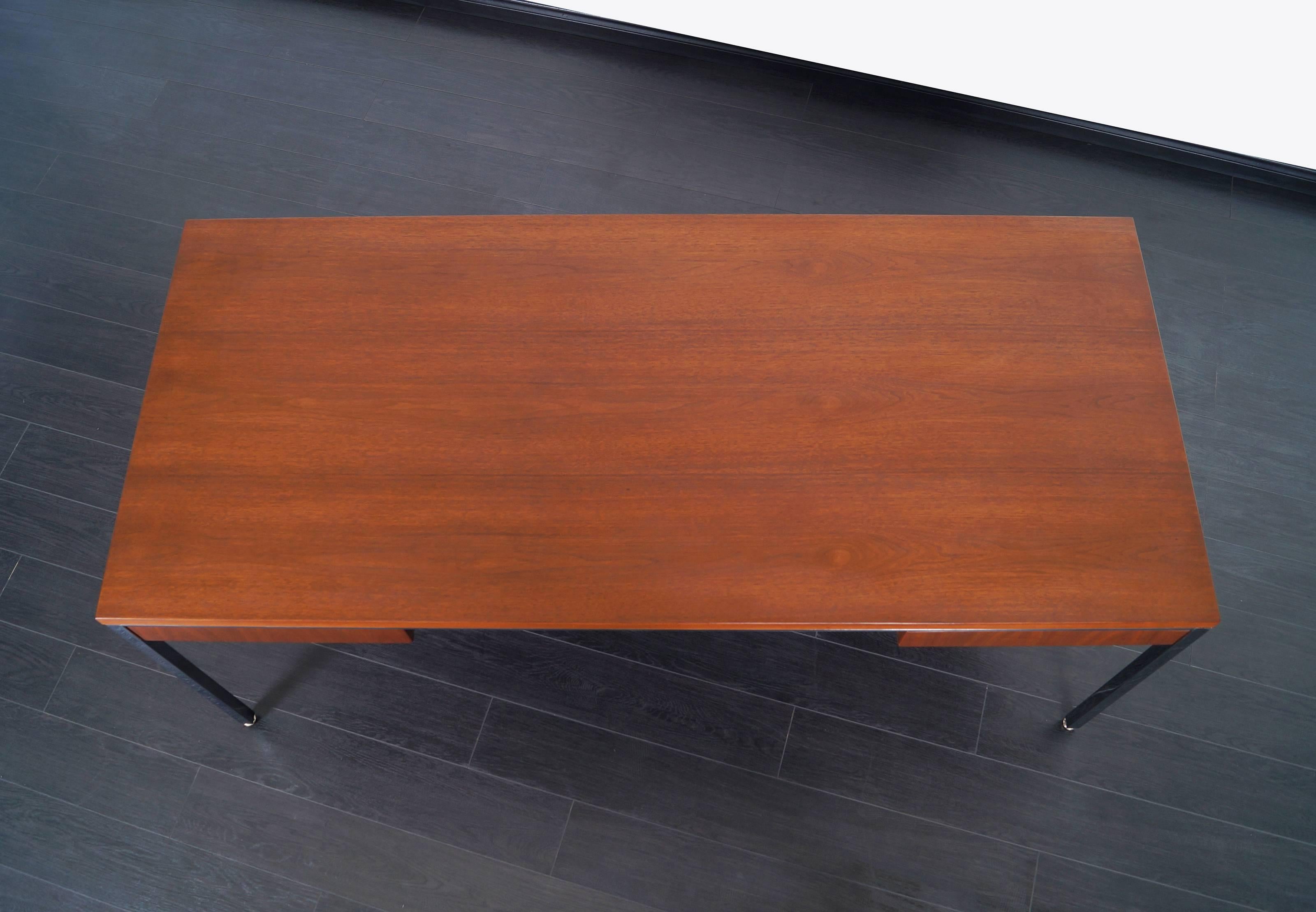 Executive Walnut Desk by Gordon Bunshaft for Knoll In Excellent Condition In North Hollywood, CA