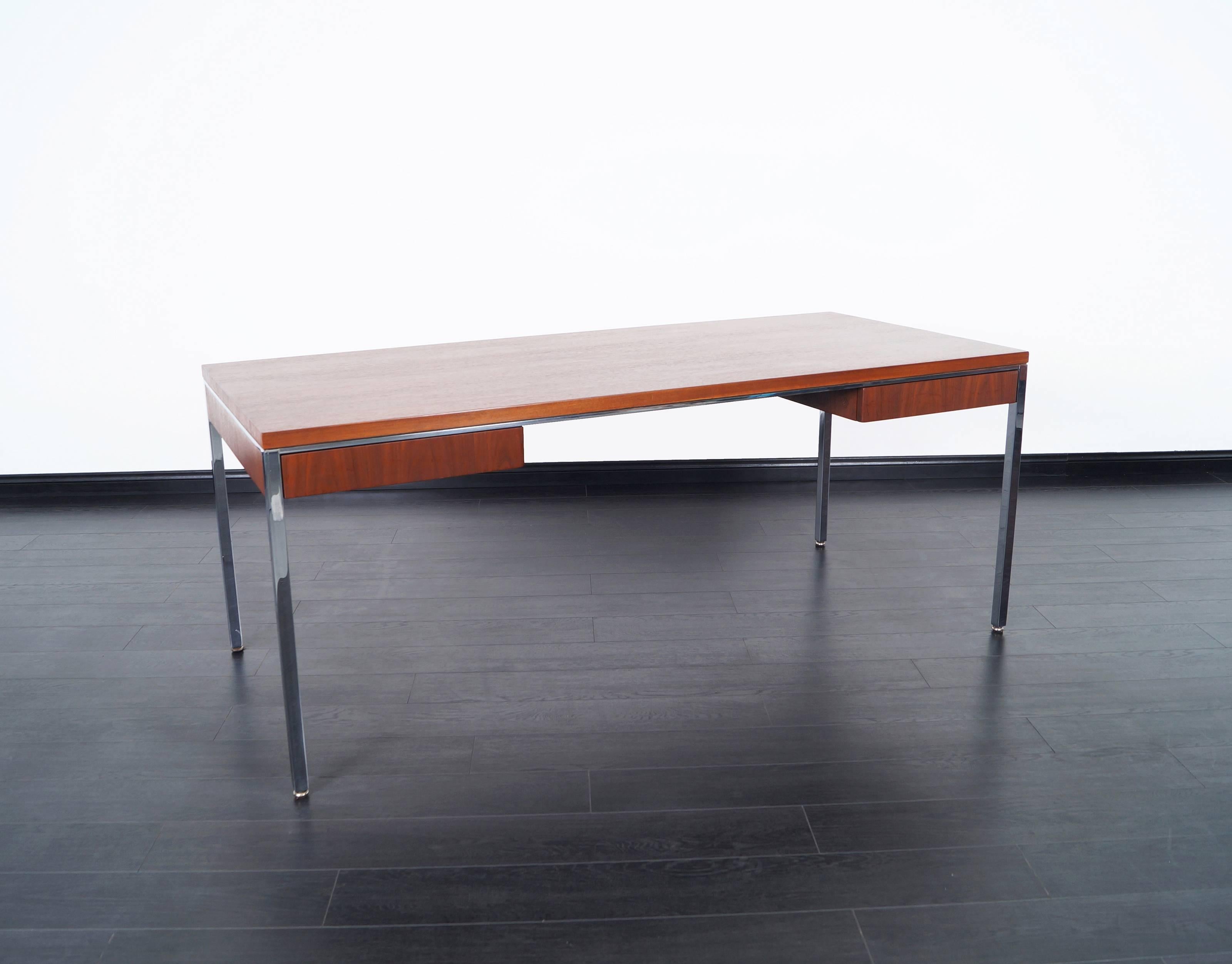 Mid-20th Century Executive Walnut Desk by Gordon Bunshaft for Knoll