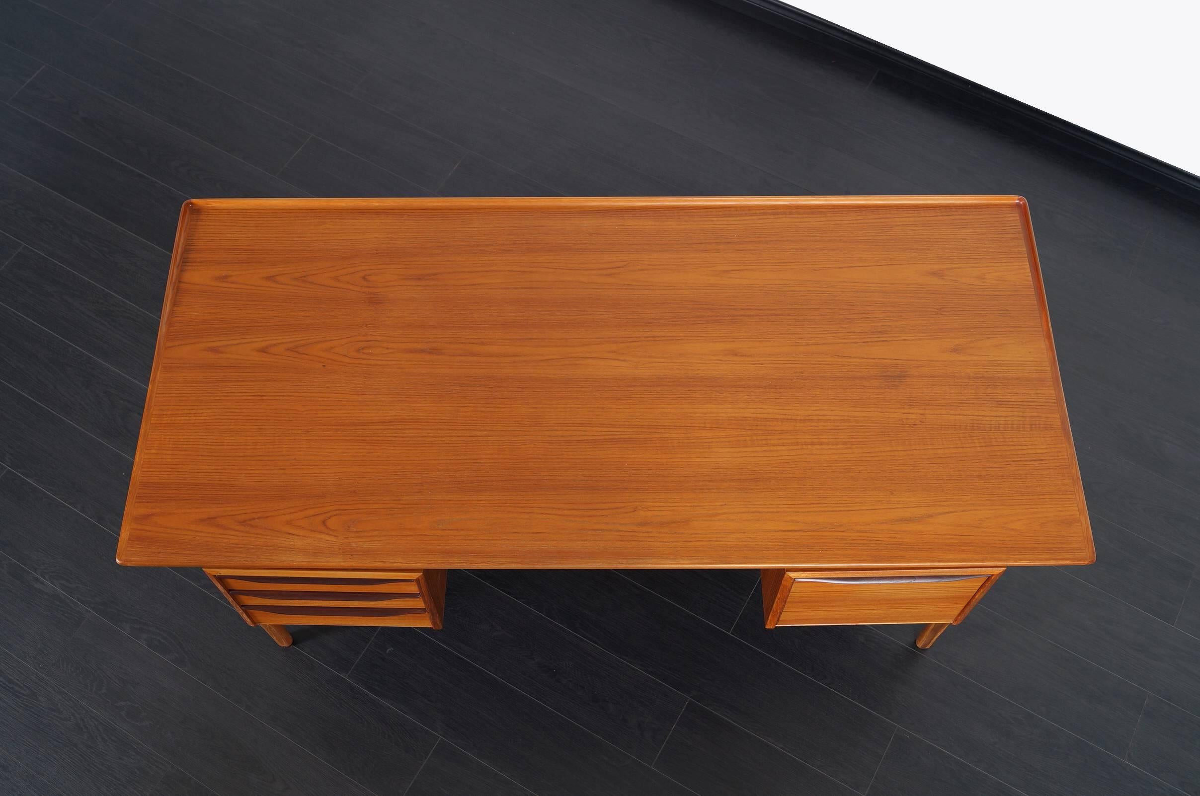 Danish Modern Floating Top Desk by Peter Lovig Nielsen In Excellent Condition In North Hollywood, CA