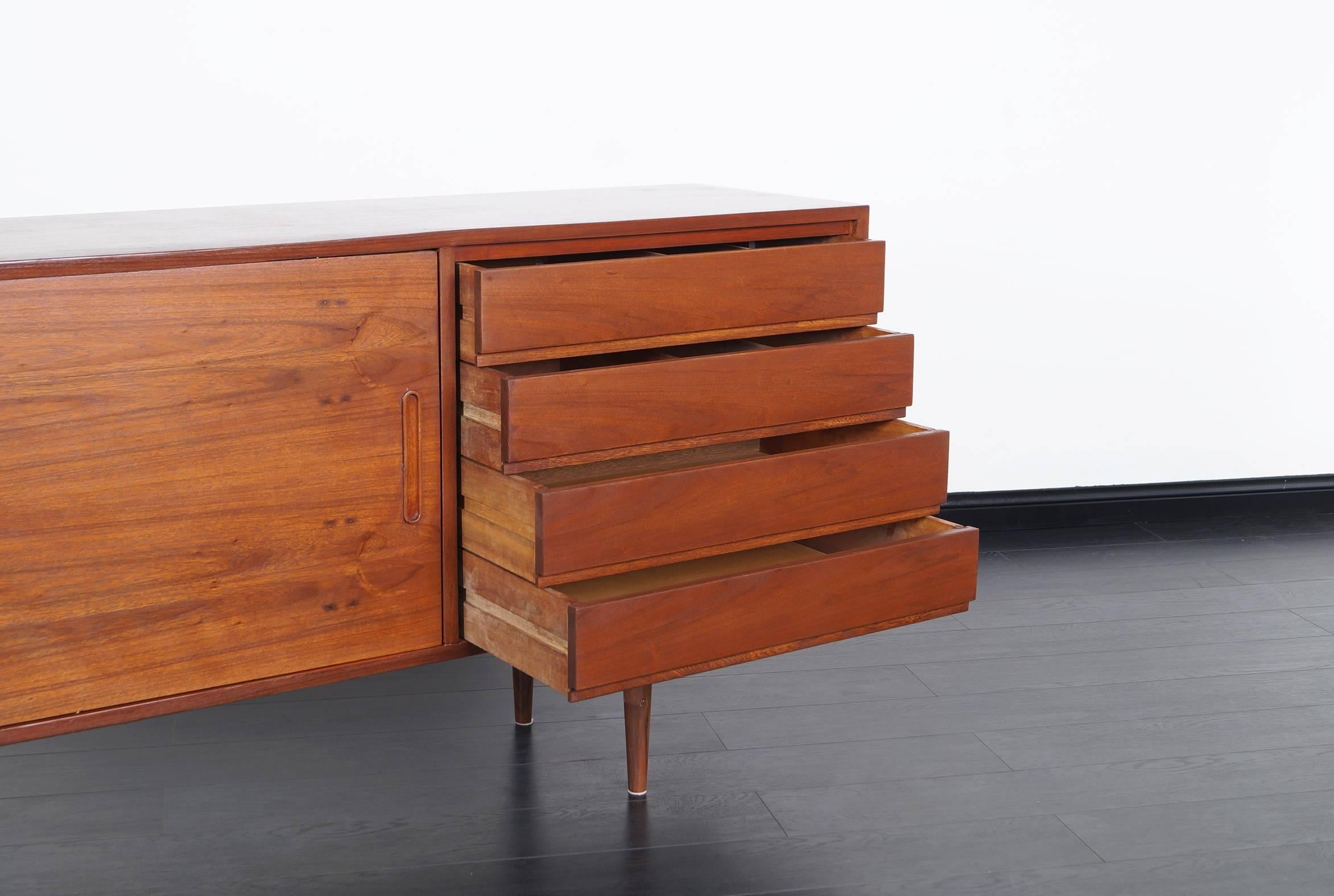 Mid-Century Modern Walnut Sideboard In Excellent Condition In North Hollywood, CA
