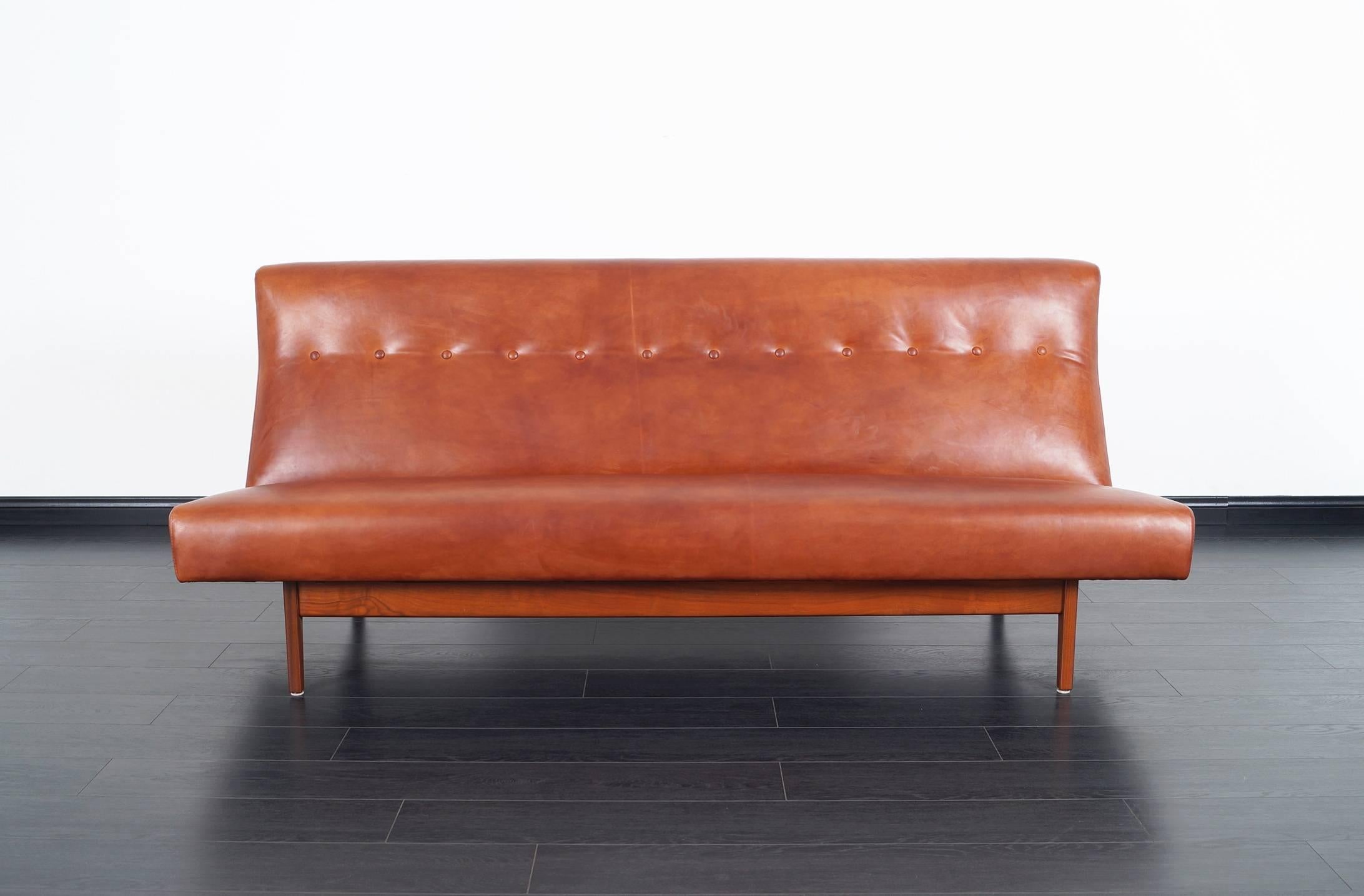 Fabulous vintage leather sofa designed by Jens Risom for Risom Design Inc. in United States, circa 1950s. An elegant sofa recently upholstered in Italian leather. It consists of a solid walnut frame with exposed support on the back side and tufted