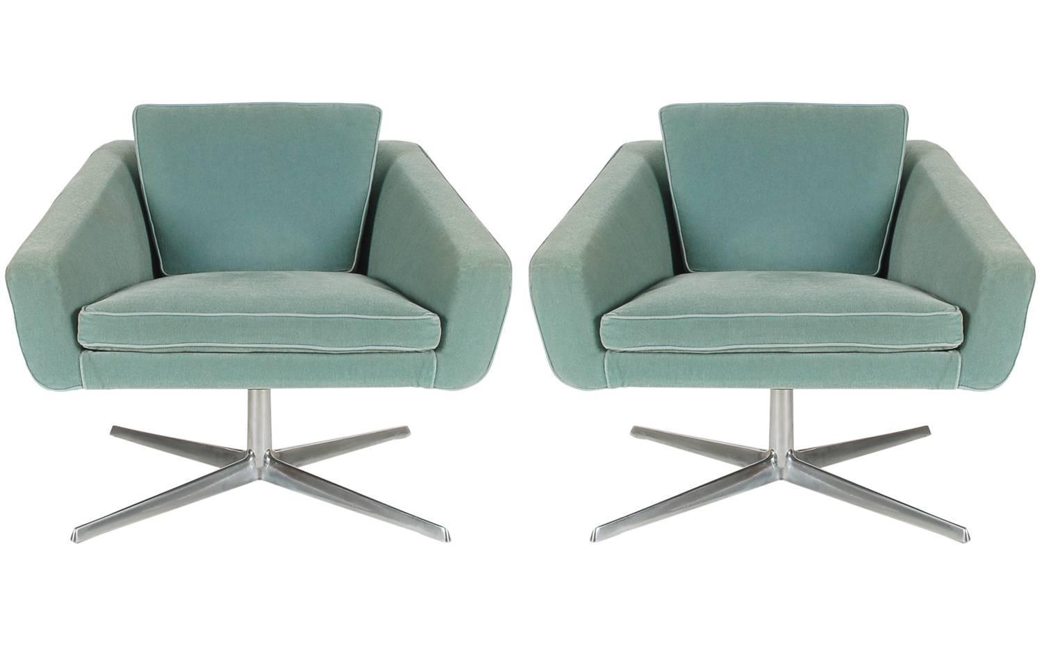Italian Modern Swivel Lounge Chairs in Velvet after Cassina or B&B