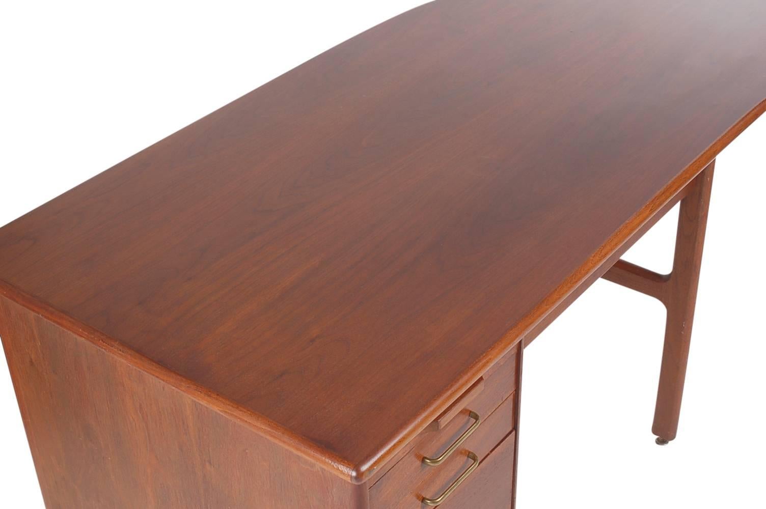Danish Style Mid-Century Modern Curved Executive Desk after Jens Risom In Excellent Condition In Philadelphia, PA