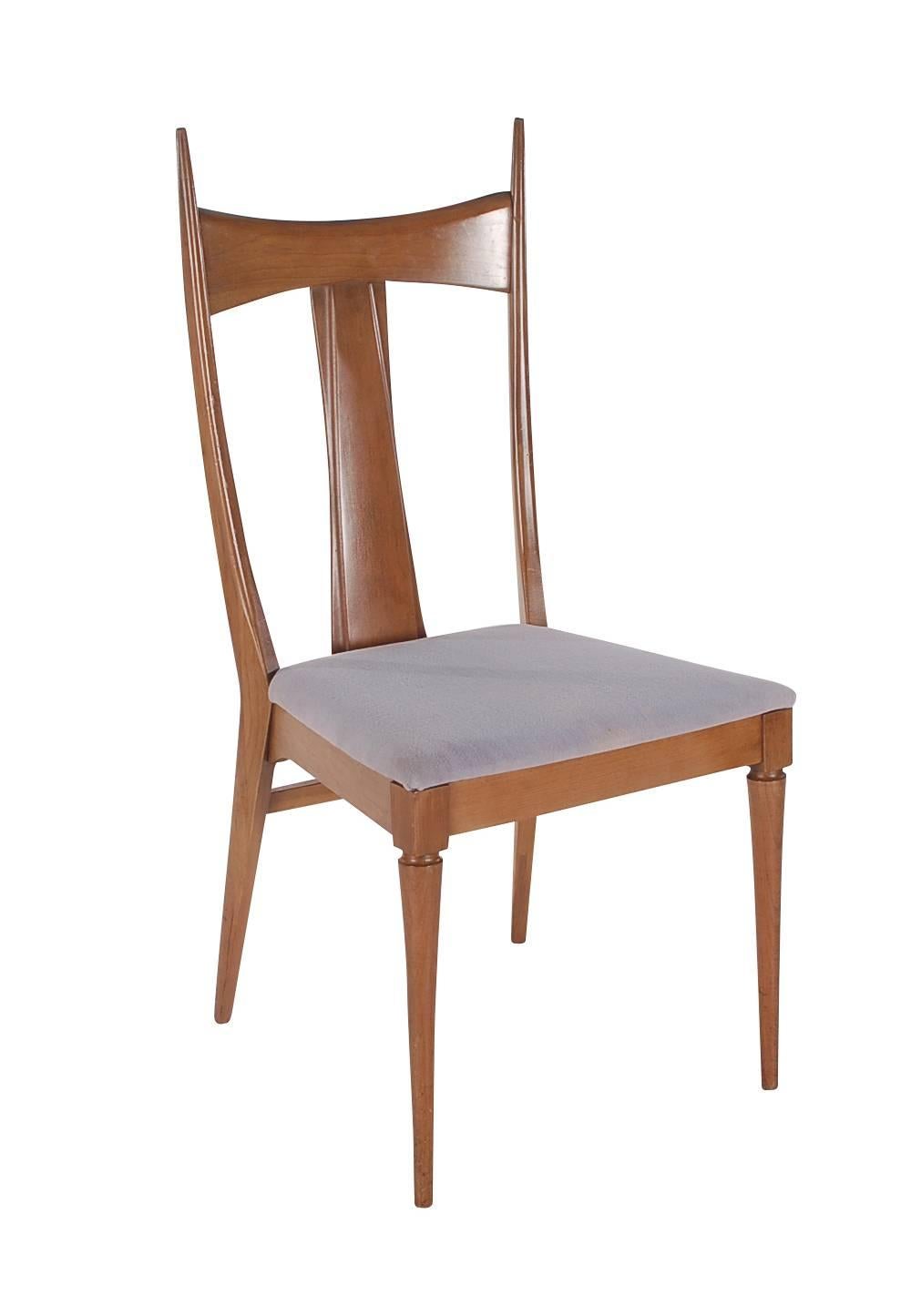 Un bel et intéressant ensemble de chaises de salle à manger fabriqué par Heywood Wakefield. Un très beau look minimaliste créé à partir de noyer massif. Les fauteuils mesurent H 40 L 23 P 19.

Dans le style de : Paul McCobb, Ico Parisi, Gio Ponti.