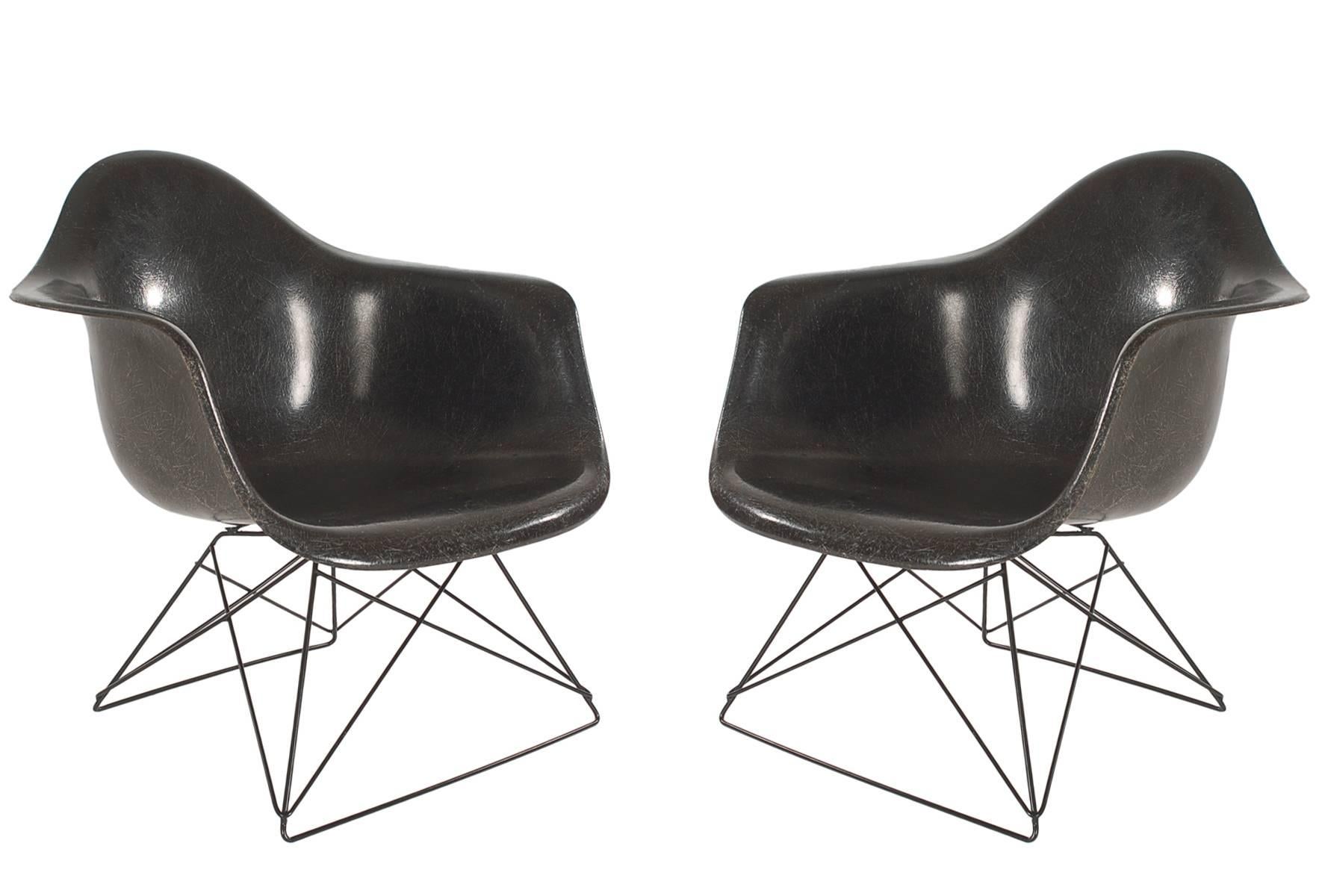 Here we have an iconic design Classic from the Mid-Century Modern period. This vintage fiberglass shell chair was designed by Charles Eames and produced by Herman Miller, circa 1972. In a very hard to find jet black color. The chair seats are