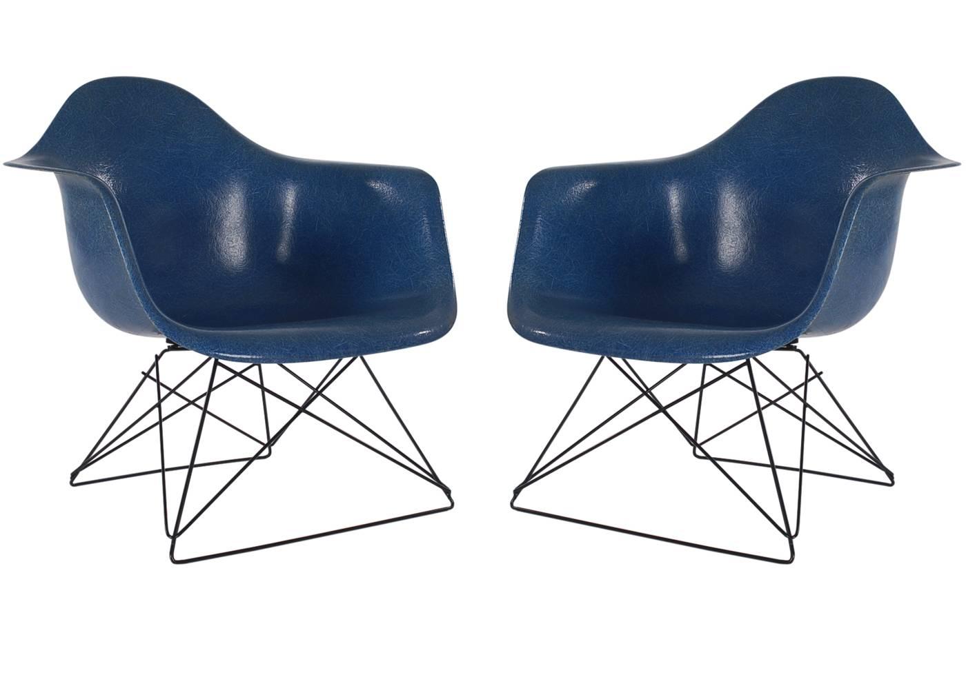 Here we have an iconic design classic from the Mid-Century Modern period. This vintage fiberglass shell chair was designed by Charles Eames and produced by Herman Miller, circa 1972. In a very uncommon royal blue color. The chair seats are vintage,