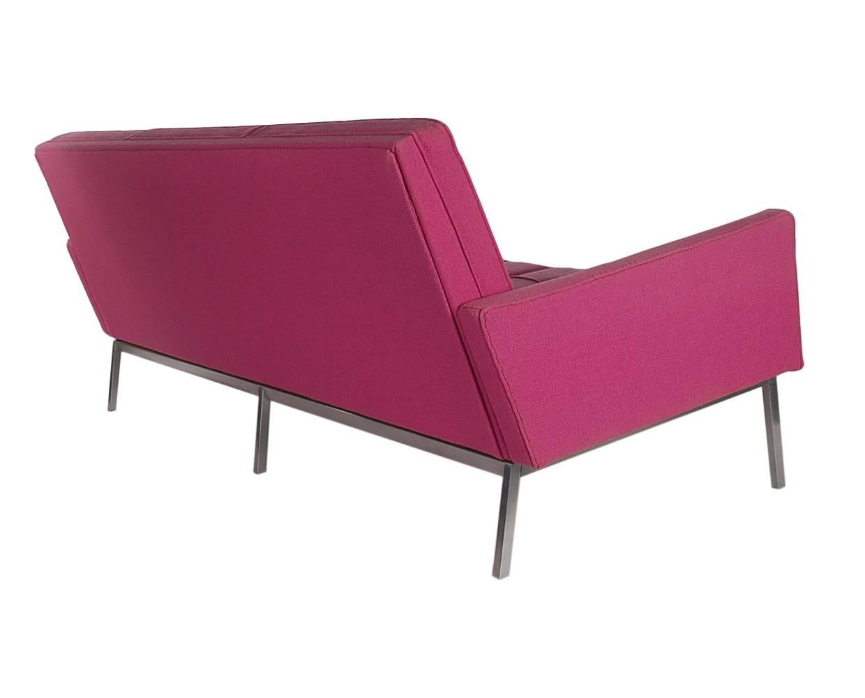 Florence Knoll für Knoll Modernes Sofa aus der Mitte des Jahrhunderts in Fuchsia (Moderne der Mitte des Jahrhunderts) im Angebot