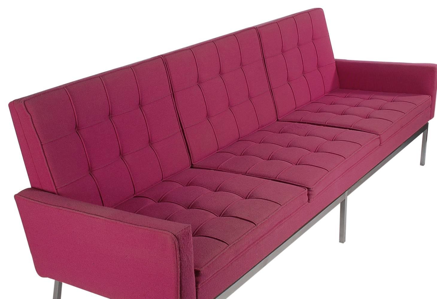 Florence Knoll für Knoll Modernes Sofa aus der Mitte des Jahrhunderts in Fuchsia (amerikanisch) im Angebot