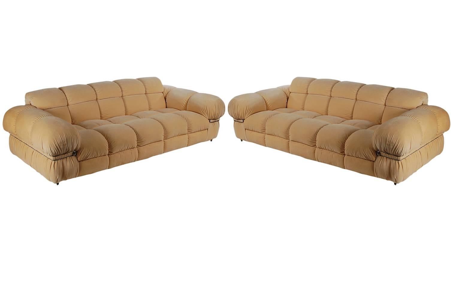 Pair of Matching Mid-Century Italian Modern Sofas After Mario Bellini In Excellent Condition In Philadelphia, PA