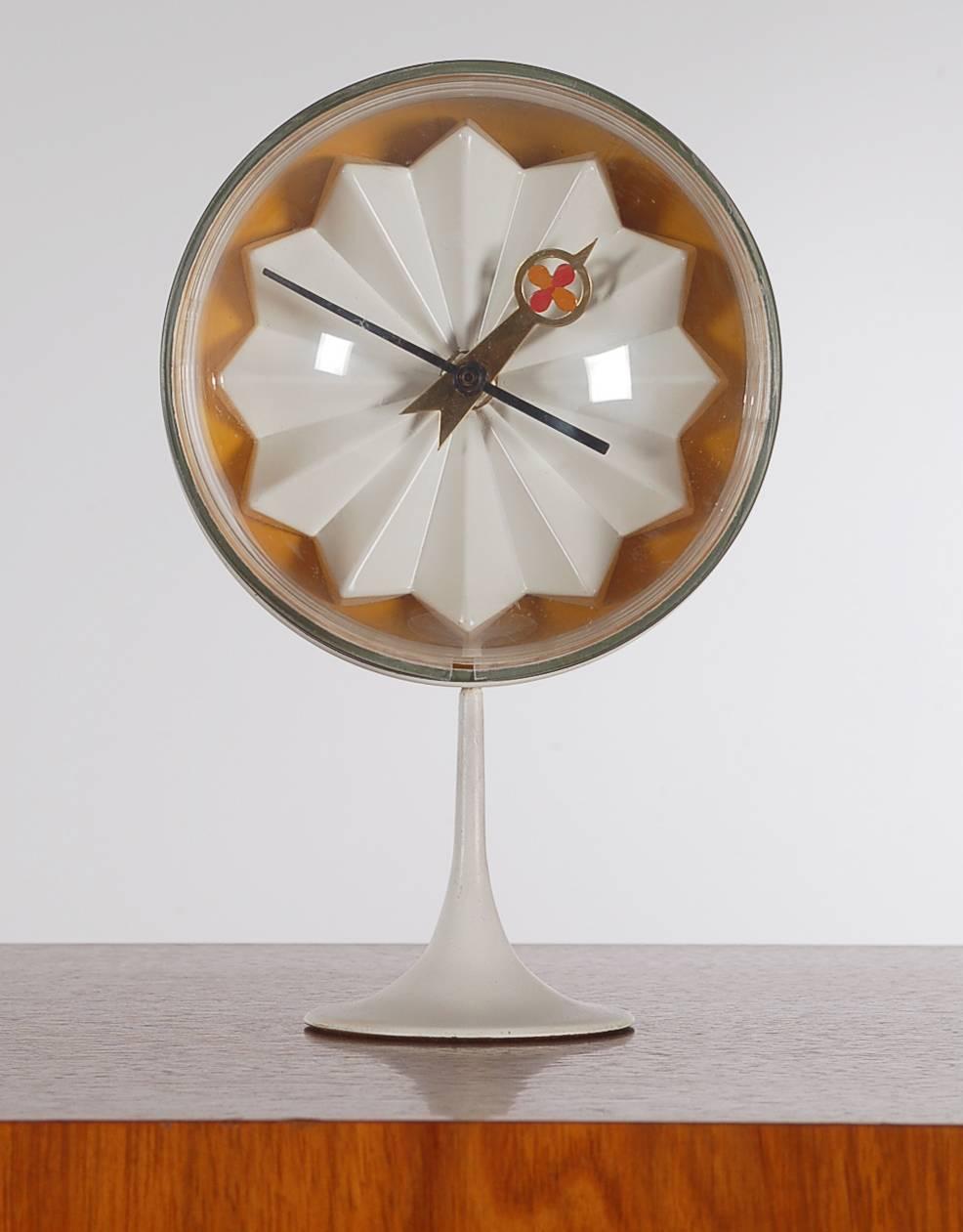 A fine tulip base pedestal clock designed by George Nelson and manufactured by Howard Miller clock company. Heavy well-made steel construction with a bubble front lens. Original 