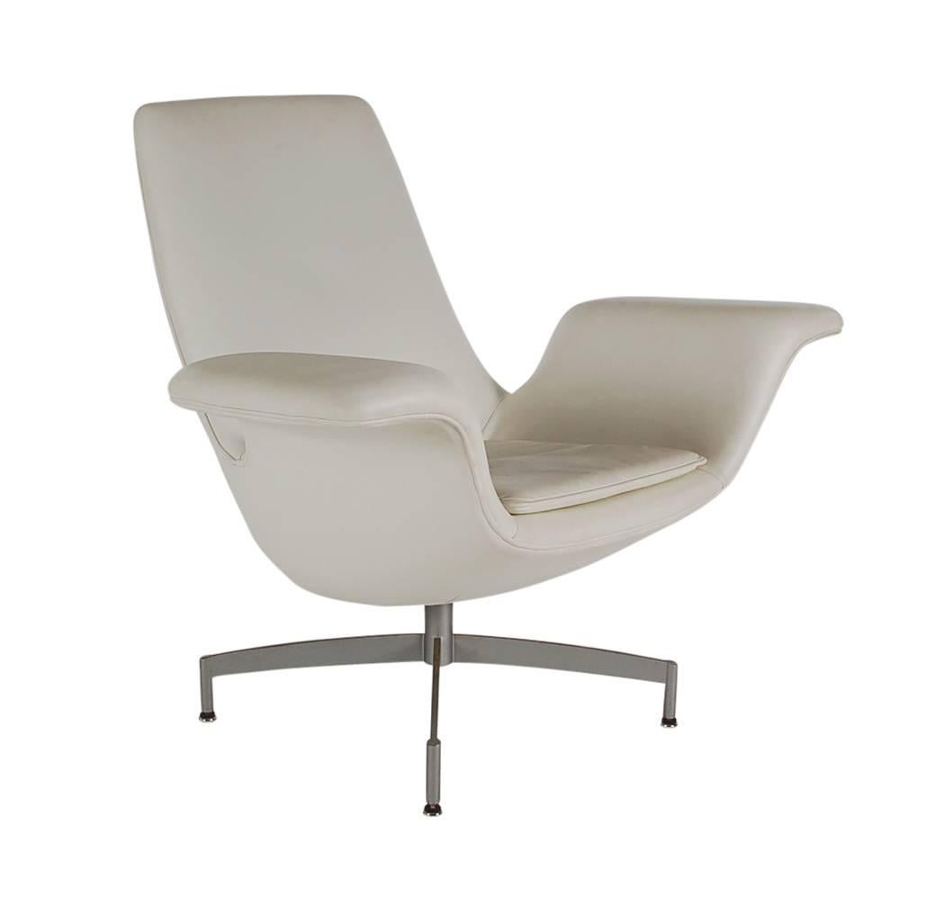 Inspired by the Classic design aesthetic of the mid-20th century, the dialogue chair provides an intuitive and purposeful solution for casual conference and lobby scenarios. Simple yet functional, the lounge chair features an integral task surface