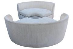 Paar geschwungene:: halbrunde Sofas von Henrendon
