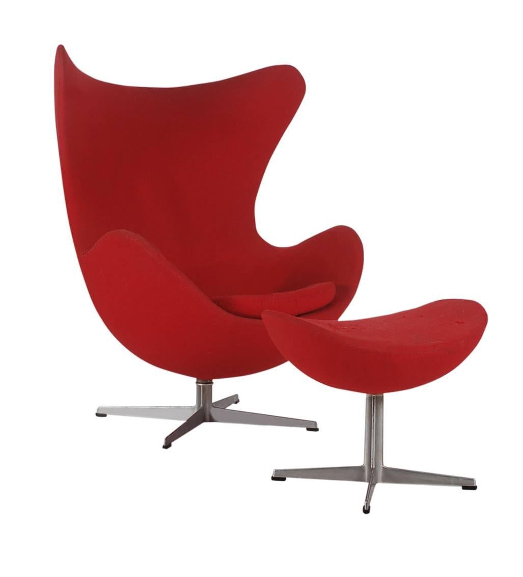 An original egg lounge designed by Arne Jacobsen and produced by Fritz Hansen in the 1960s. It features the original tweed upholstery, swivelling chair base and foot stool. Manufacturer label. In need of reupholstery, priced accordingly.