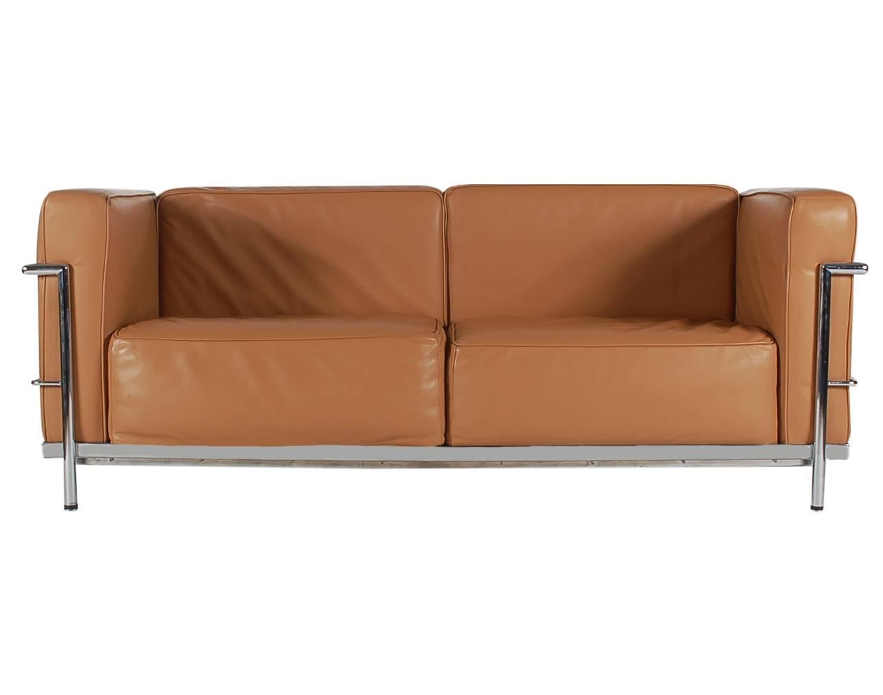 A very nice matching pair of neutral colored leather sofas in the style of Le Corbusier. Probably Italian made, nice quality. They feature chrome-plated steel frames with thick quality leather cushions.