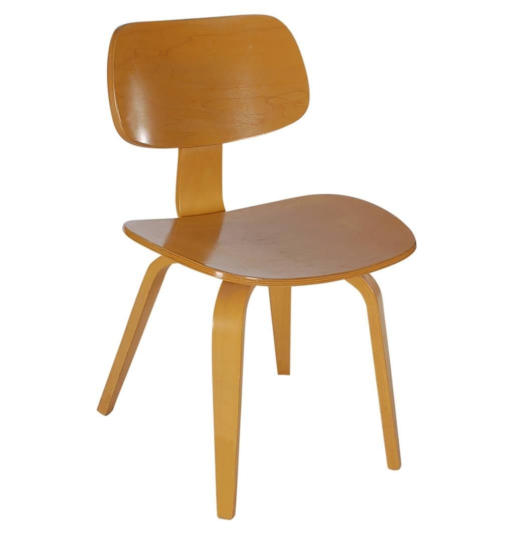 An iconic looking dining chair design produced by Thonet in the 1970s. It features molded plywood forms in birch. 

In the style of Charles Eames for Herman Miller.