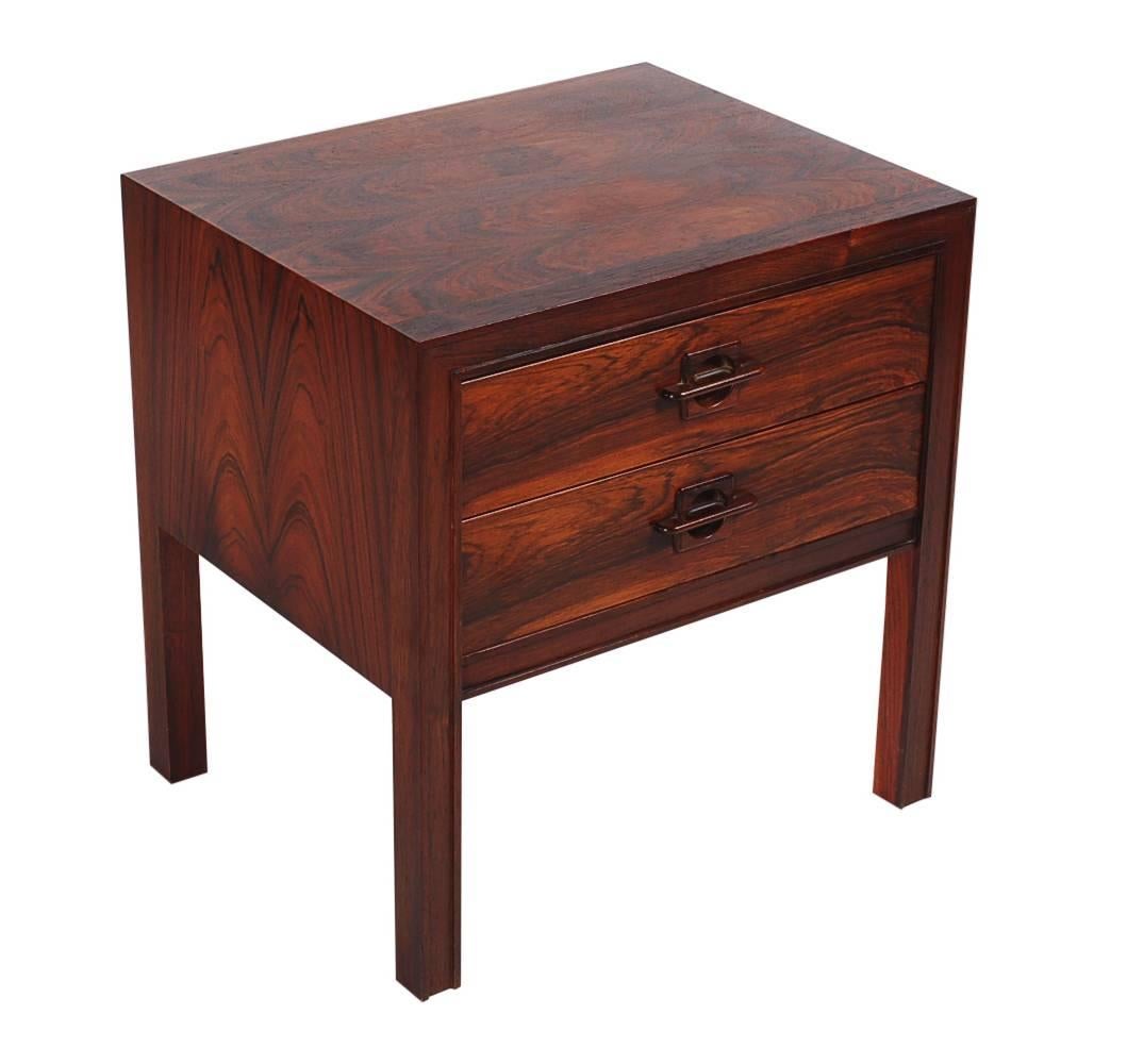 Danish Mid-Century Modern Pair of Rosewood Nightstands or End Tables In Excellent Condition In Philadelphia, PA
