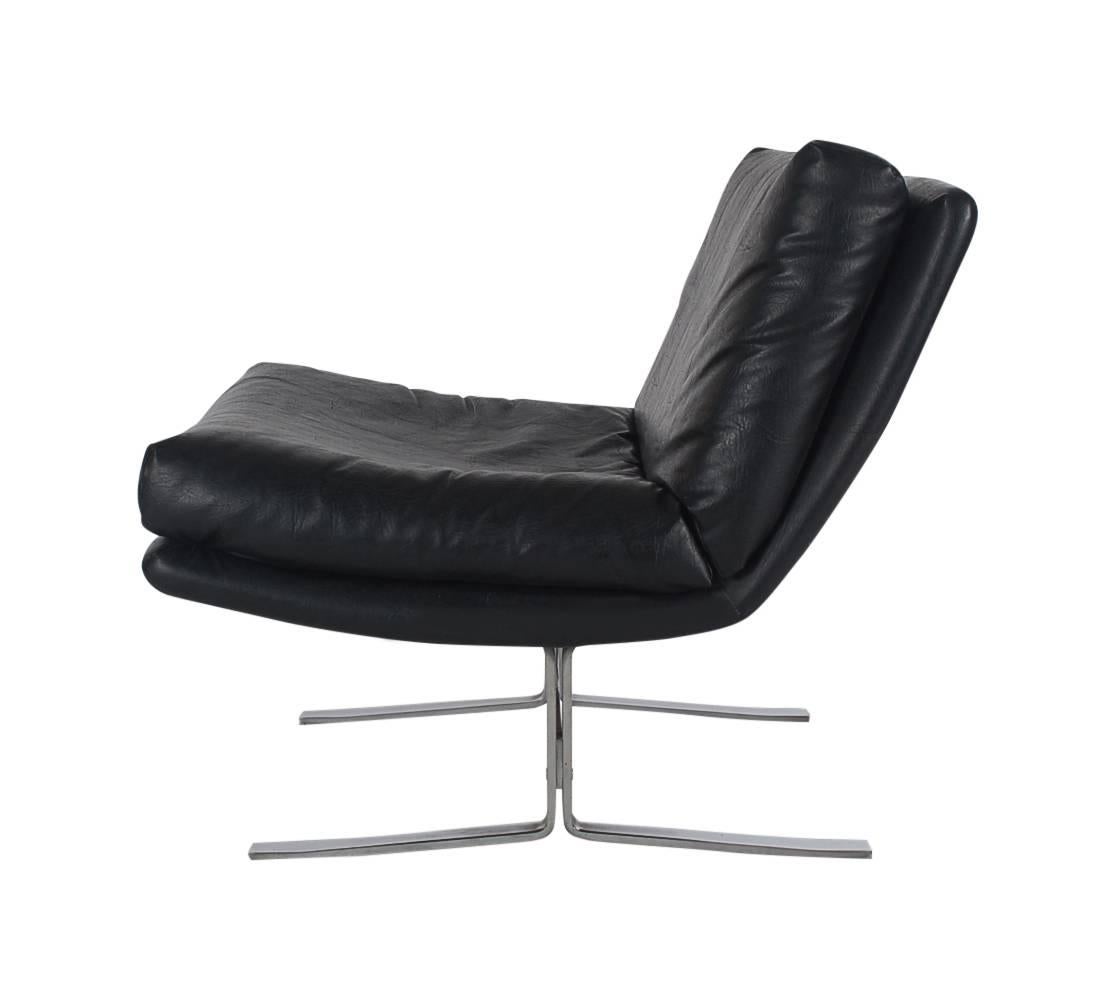 A super sexy low profile lounge slipper chair in the style of Paulin for Artifort. It features a chrome-plated heavy steel base with Naugahyde upholstery. Very comfortable chair.