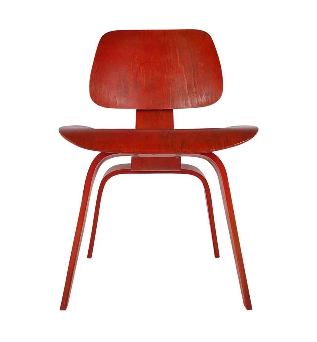 A nice early example of Charles Eames DCW for Herman Miller plywood side chair. This 1950s edition, features molded red aniline dyed ashwood. Nice warm vintage patina.