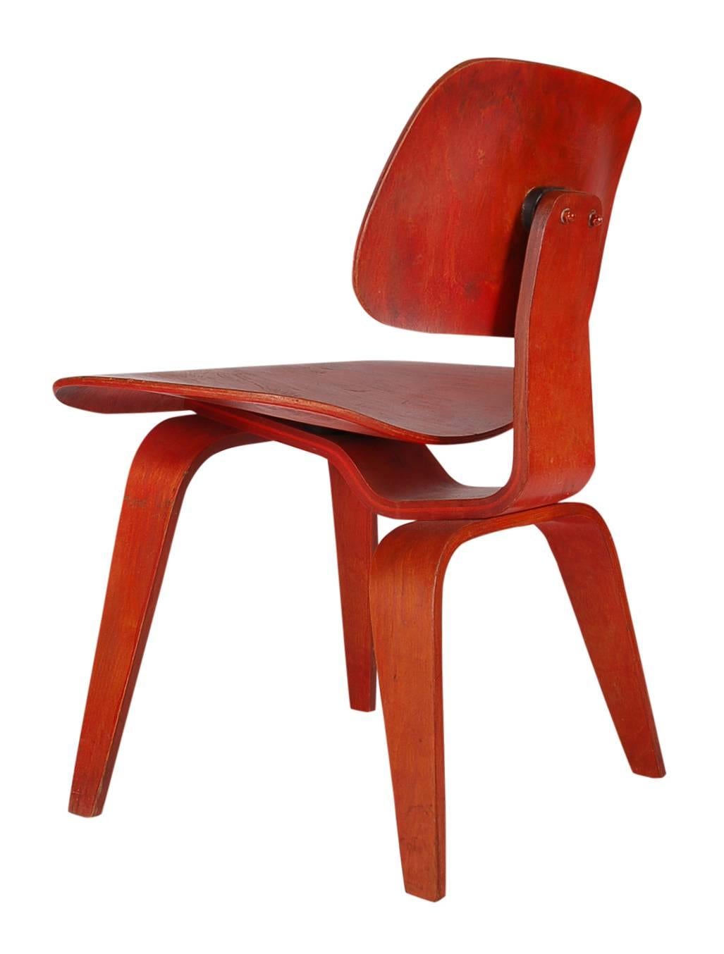 Eames for Herman Miller DCW Mid-Century Modern Red Aniline Plywood Side Chair In Good Condition In Philadelphia, PA