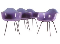 Rares chaises violettes en fibre de verre Charles Eames pour Herman Miller
