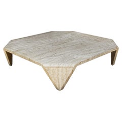 Tavolo da cocktail quadrato in marmo travertino scultoreo moderno del Medioevo italiano