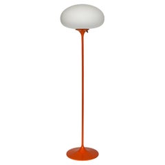 Lampadaire Stemlite de Designline en orange avec abat-jour en verre dépoli blanc