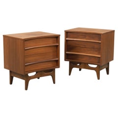 Paar Young Manufacturing geschnitzt Nussbaum Nachttische oder End Tables MCM