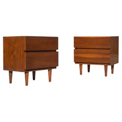 Paar American of Martinsville Nussbaum 2-Schubladen-Nachttische oder Endtische 1960s