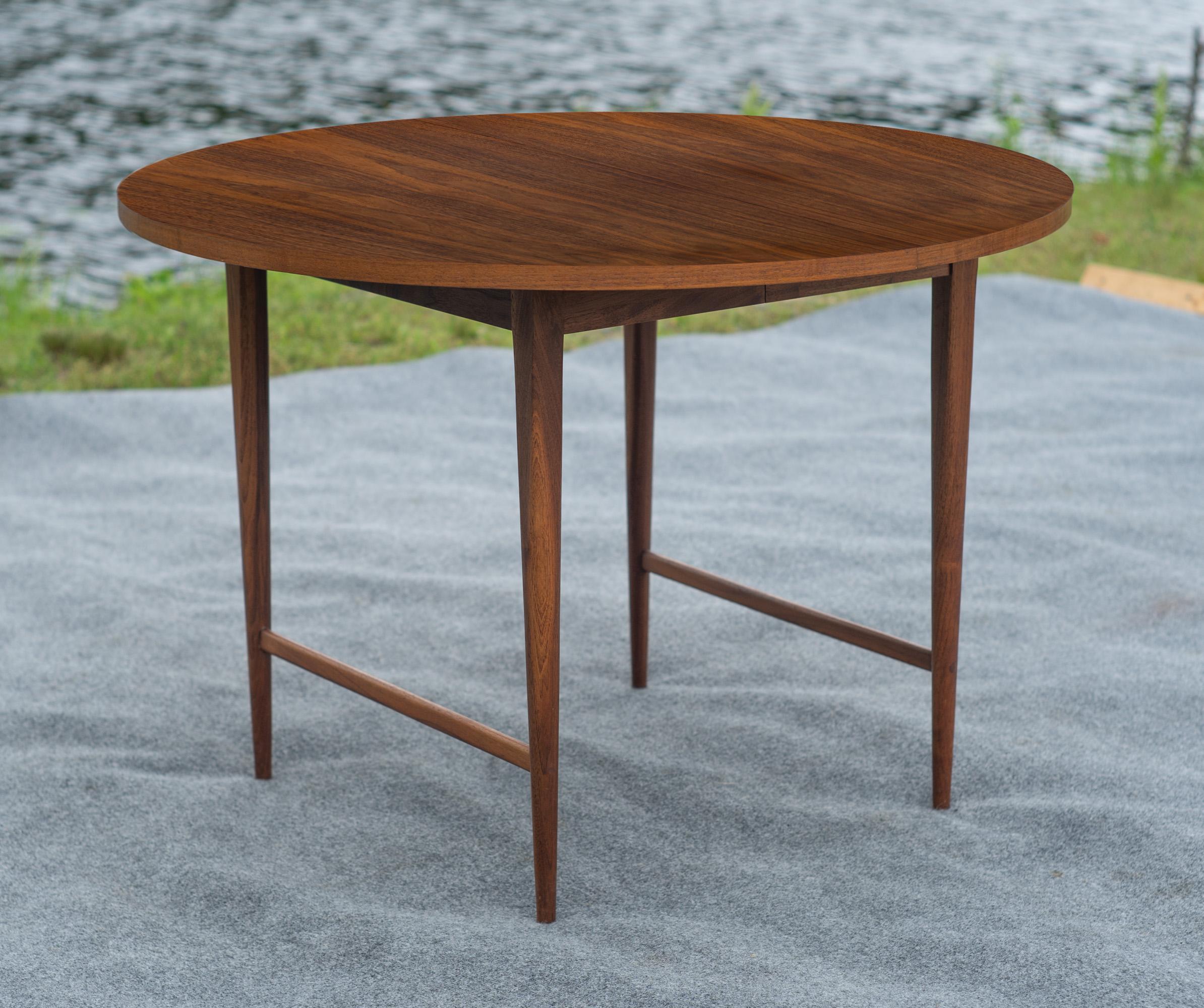 Paul McCobb for Lane 'Delineator' Walnut Extension Dining Table with 3 Leaves In Good Condition For Sale In Philadelphia, PA