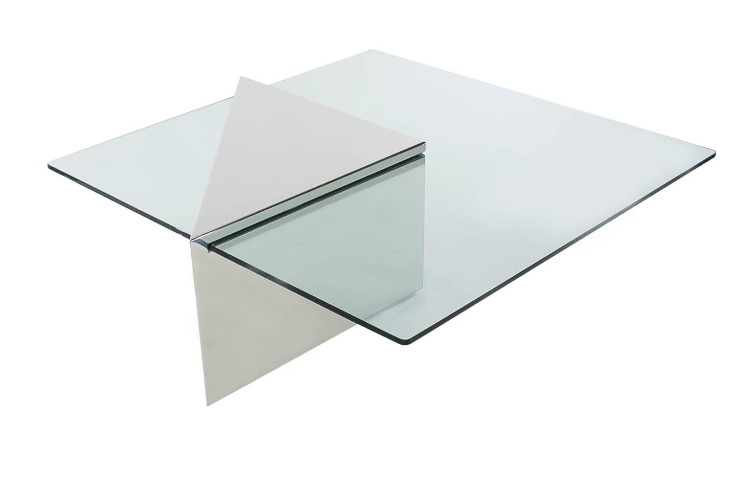 Une table basse très élégante conçue par J. Wade Beam pour la société de meubles Brueton. Il se compose d'une base triangulaire chromée extrêmement lourde qui supporte un épais morceau de verre flottant.