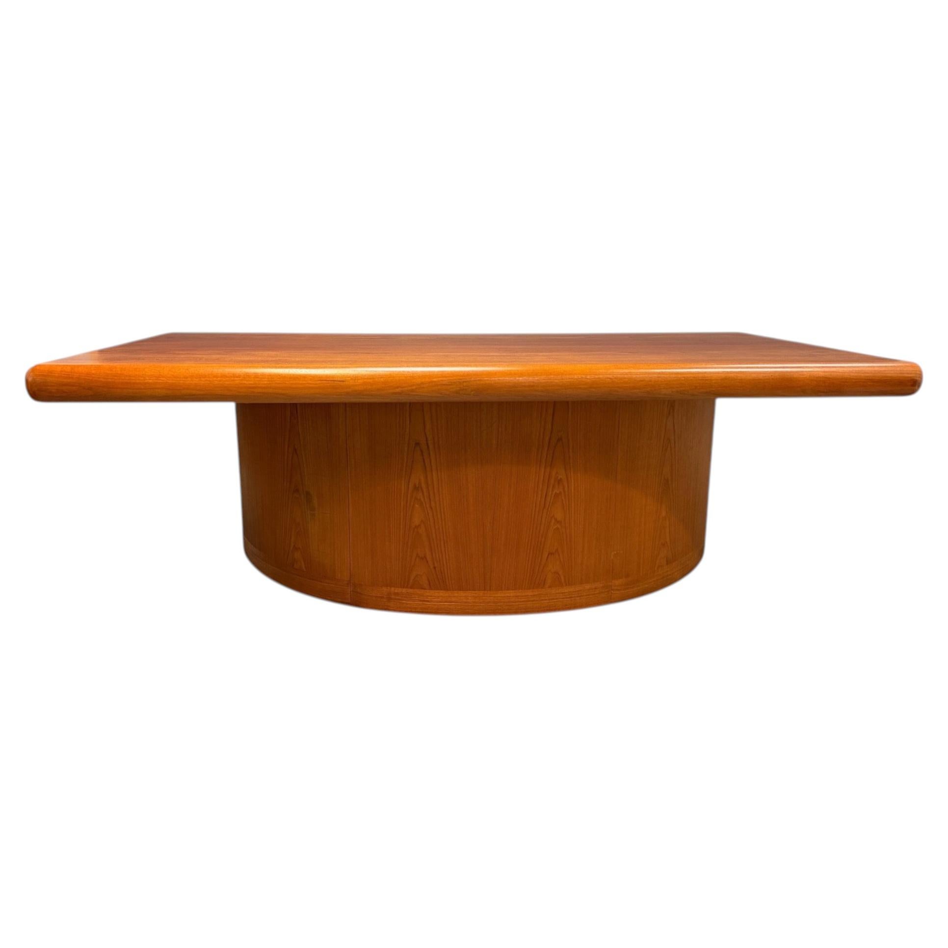 Bureau de direction danois en teck Dyrlund avec piètement cylindrique arrondi, vers les années 1970 en vente