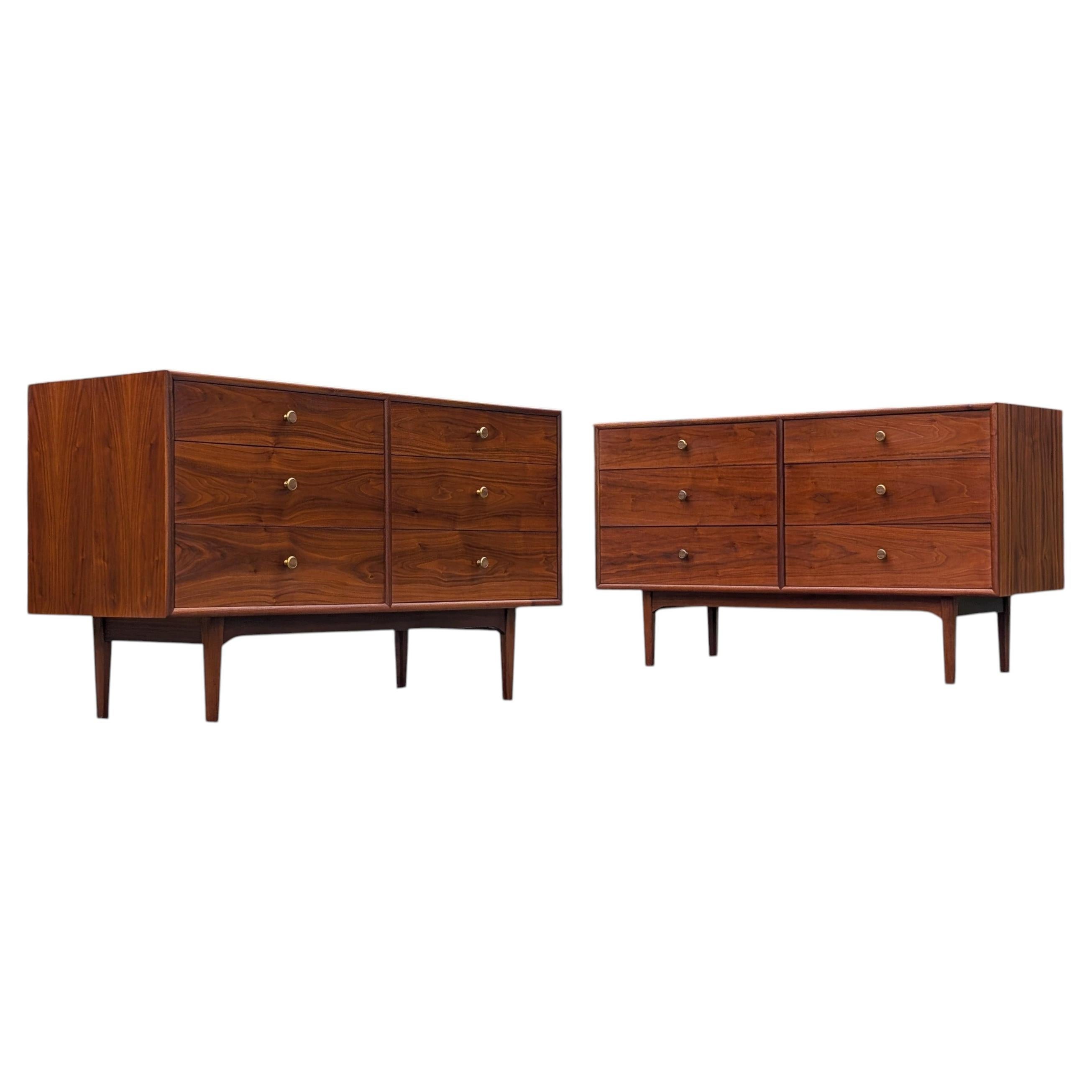 Paire de commodes longues « Declaration » de Kipp Stewart Drexel, en noyer et laiton, États-Unis, années 1960