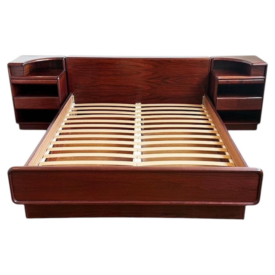 Cama de plataforma danesa de estilo «Mid-Century Modern» con mesitas de noche de palisandro