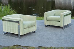 Juego de dos sillones de salón posmodernos estilo Milo Bauhgman en cromo y terciopelo verde menta