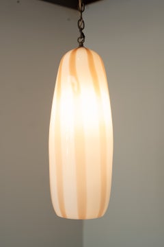 Massimo Vignelli per Venini, modello 4035/50, lampada a sospensione da 21" in vetro color crema e bianco