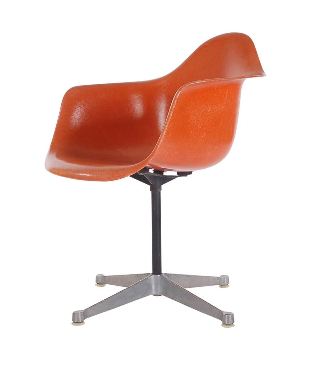 Hier haben wir einen ikonischen Designklassiker aus der Mid-Century Modern-Periode. Dieser Vintage-Schalenstuhl aus Fiberglas wurde von Charles Eames entworfen und von Herman Miller um 1972 hergestellt. Ich habe ein tolles kultiges Retro-Orange.