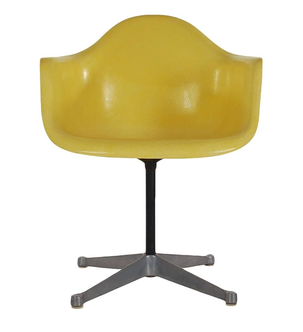 Hier haben wir einen ikonischen Designklassiker aus der Zeit der Jahrhundertmitte. Dieser Vintage-Schalenstuhl aus Fiberglas wurde von Charles Eames entworfen und von Herman Miller um 1972 hergestellt. In einer großartigen kultigen gelben
