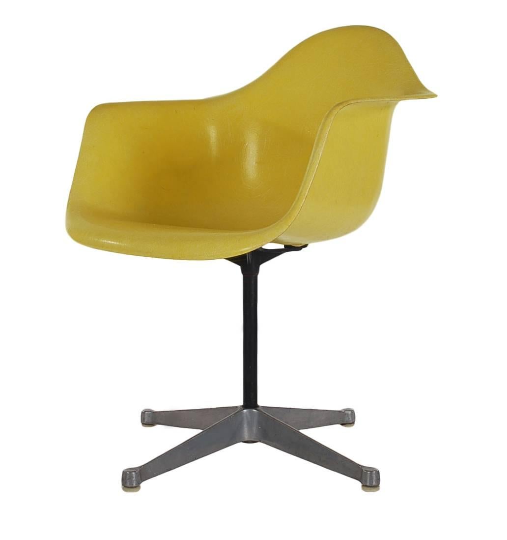 Charles Eames für Herman Miller: Esszimmerstühle aus Glasfaser in Gelb, Mitte des Jahrhunderts (Moderne der Mitte des Jahrhunderts)