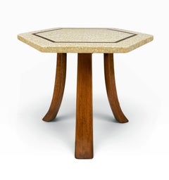 Mesita auxiliar hexagonal de estilo «Mid-Century Modern» de Harvey Probber, con incrustaciones de terrazo y bronce